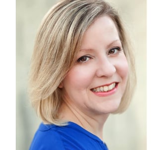 Headshot for Amy Cave