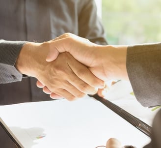 analista de licitação e cliente de cumprimentando-se com um aperto de mãos