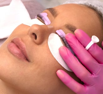 Oferta exclusiva de Lash Lifting Botox + Diseño y Depilación de Cejas en Marilyn Studio.¡Llama ahora