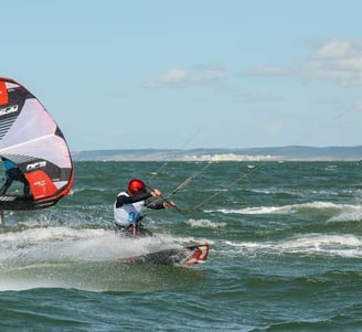 Course en une wing et un kitesurf dans le cotentin