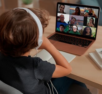 Aluno participando de aula online de inglês na Metropolis Idiomas — mais de 5.000 alunos formados e