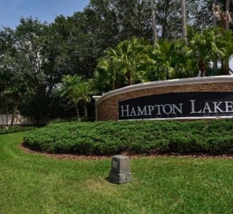 a sign that says hampton lakes