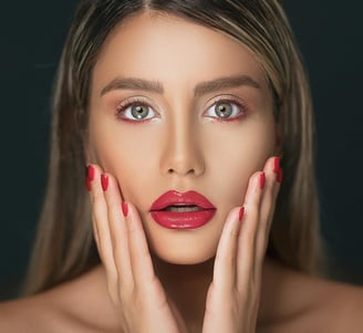 Modelo com lábios volumosos e brilhantes