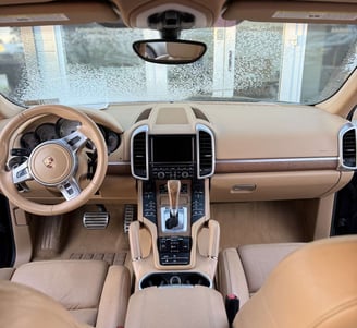automobilio prietaisų skydelis su vairu ir prietaisų skydeliu su puikiai išvalytu salonu