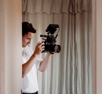 Un vidéaste qui filme des mariés en Provence avec sa caméra