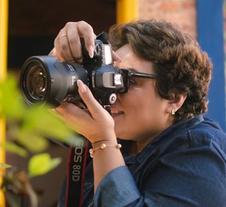 Fotógrafa Taty Pacheco trabalhando em sua arte.