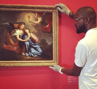 un, homme, de, chez, Well, Art, Transport, accroche, un, tableau, dans, un, musée,pour, instagram