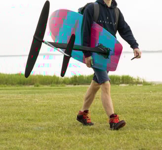 wing foil mokyklos Wind ON IWO instruktorius Kornelijus Gurčinas ruošiais pamokai su wing foil mokiniais