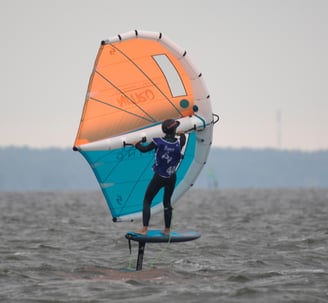 Kornelijus Gurčinas plaukdamas su wing foil sklendžia vandens paviršiumi