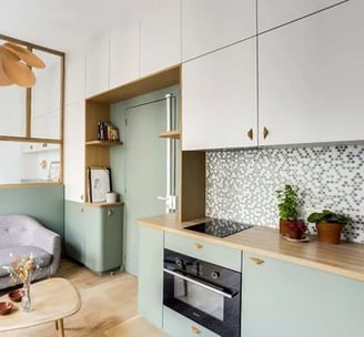 Cuisine et salon tenant dans un petit espace