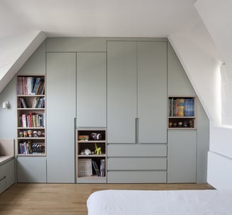 Rangement bibliothèque sous comble