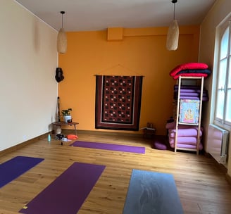 Salle de yoga, Sarasvati, espace DEVI, tapis de yoga, booster, sangles