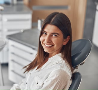 Patiente détendue pendant une consultation, dans un environnement calme et professionnel.