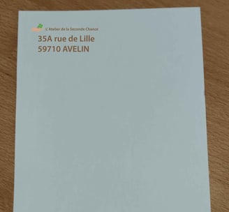 Rame de papier A4 avec une adresse en haut à gauche