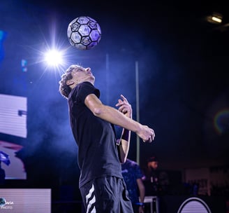 une personne qui fait du freestyle football 