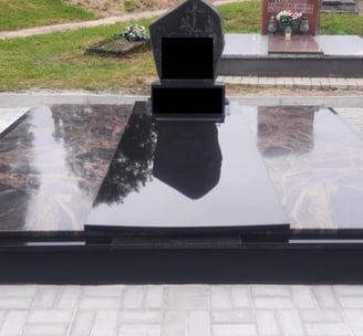 Kapo dengimas plokštėmis, paminklo pastatymas