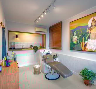 clinica ayurveda com pintura e cadeira de cabelereiro