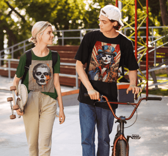 Modelo vestindo camiseta estampada com design de caveira da Cavérik.