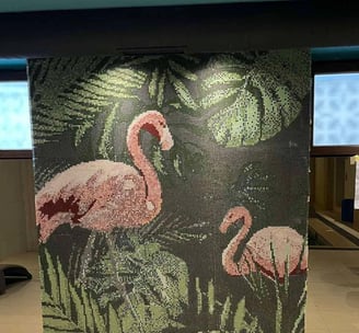 **Glasmosaik mit Flamingos – Exotische Kunst für stilvolle Räume** Detailreiches **Glasmosaik mit