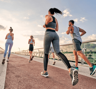 a group of people running on a bridge Textil-A