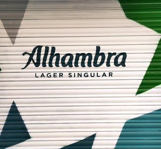 Graffiti en persiana. Para la campaña publicitaria de Cervezas Alhambra (Grupo Mahou).