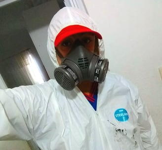 técnico com roupa protetora para dedetização