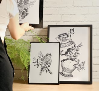 bureau décoration cadres affiches vase fleurs oiseau personne