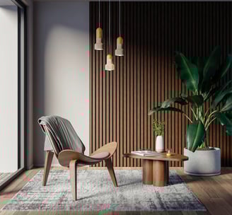 Salon en bois devant un mur sur lequel il y a un revêtement acoustique.