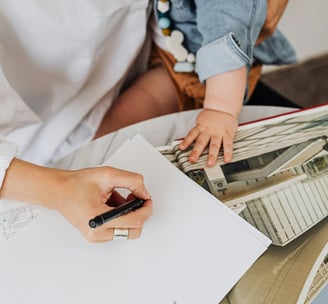 mulher conciliando vida pessoal e trabalho