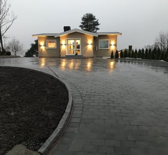 hus med belegningsstein innkjørsel