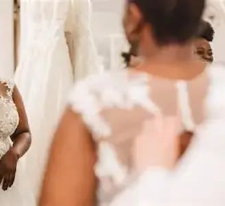 femme mariée qui se regard dans un miroir