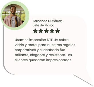 Cliente satisfecho con impresión DTF UV en displays de PVC y cartón rígido con Peruimpress