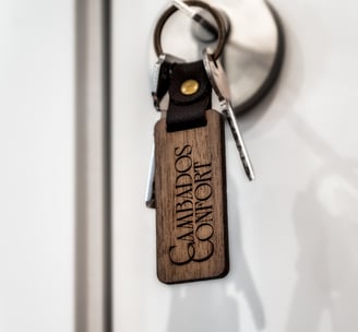 un llavero indicando el nombre de los apartamentos