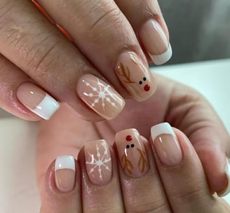 Uñas con diseño de reno minimalista