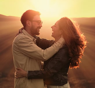 alt= Pareja de enamorados bañados por la luz del atardecer