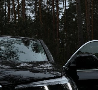 bmw automobilis su naujai nupoliruotais žibintais, demonstruoja poliravimo paslaugas pagal pareikala