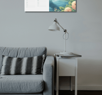 on est dans le salon et il y a un calendrier biblique accroché 