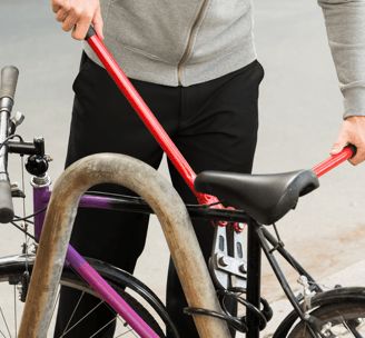 dépannage de cadenas vélo réalisé par un serrurier en pleine intervention bordeaux