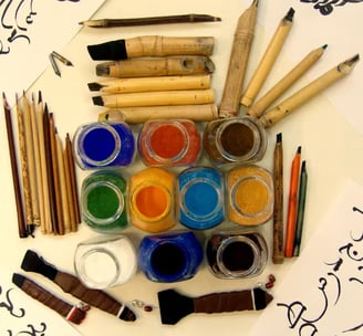Matériels calligraphie arabe, encres, pigments, calames, Nounouhi abdelmalik calligraphe Paris
