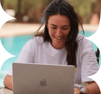 Lucie Derrien, graphiste freelance à Rennes, en train de travailler sur son ordinateur