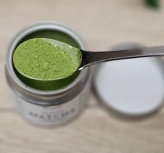 Préparer le Thé Matcha traditionnel : Les étapes 1 Dosage précis du thé matcha avec chashaku