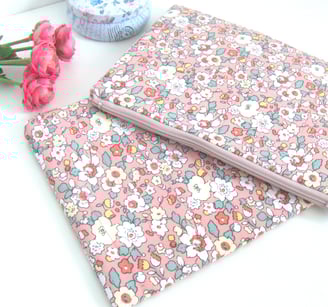 pochette plate en tissu matelassé imprimé fleuri