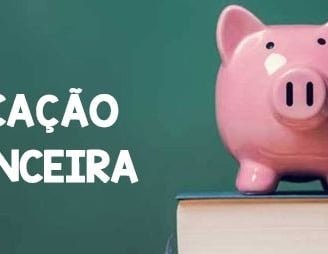 Cofre Porquinho Rosa  em cima de uma pilha de livros 
