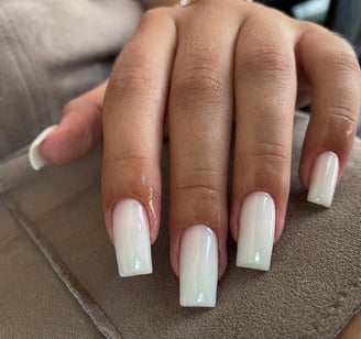 Uñas en tono blanco lechoso