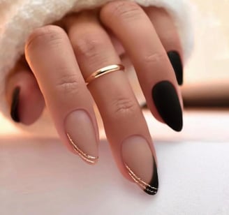 Uñas mate negras con detalles en dorado