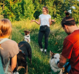 Einfühlsame Coachingszene im Grünen – persönliche Begleitung für Mensch-Hund-Teams bei Takoda