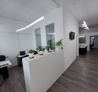 Av. Colón 5050, Piso 1, Oficina 16.-