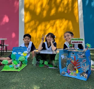 grupo de niños con proyecto