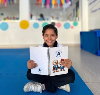 niño leyendo libro