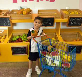 niño aprendiendo y explorando
